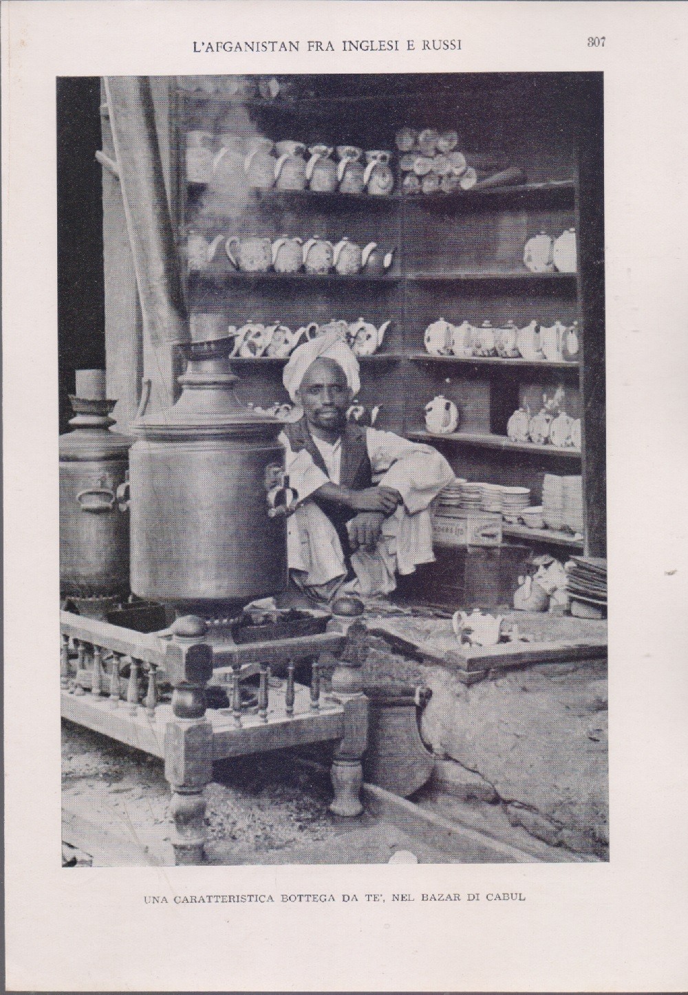 Una caratteristica bottega da te nel bazar di Cabul. Immagine 1940