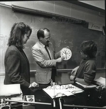 1989 Press Photo Science teacher teaches students about Physics experiment.