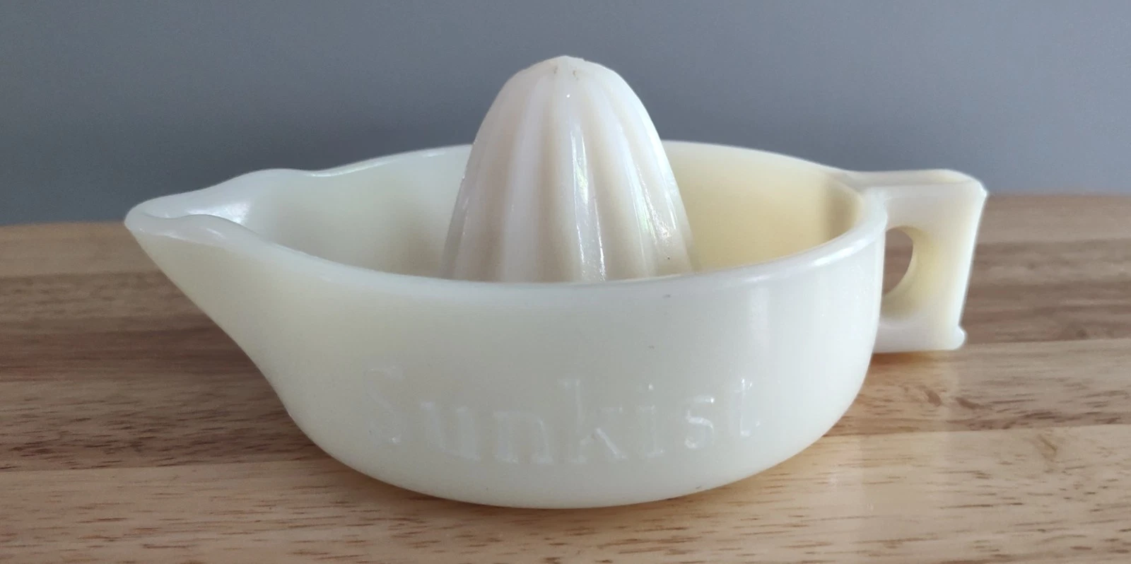 VINTAGE CUSTARD YELLOW MILK GLASS SUNKIST CITRUS JUICER REAMER