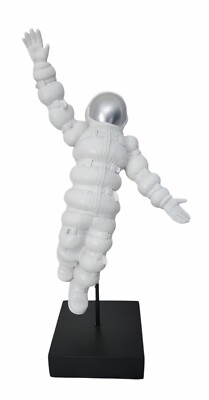 Resin Spaceman Astronaut Figurine Statue With Base For Home / Office Decoration 