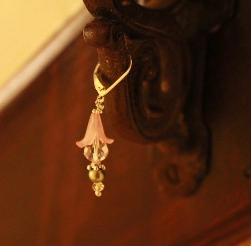 Exquisite Pale Pink Calla Lily w/Swarovski crystals, iridescent green pearl - Picture 2 of 4