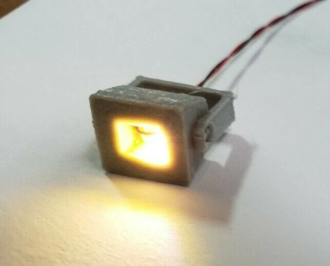 3 HO EXTERIOR BUILDING LIGHTS W/ SMD LED LIGHTS AND RESISTORS USA. SOLD/SHIPPED - Image 2 of 3