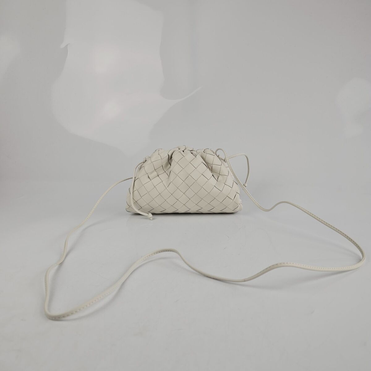 BOTTEGA VENETA Mini Pouch Intrecciato Chalk White And Gold BOTTEGA VENETA Mini Pouch Intrecciato Chalk White And Gold
