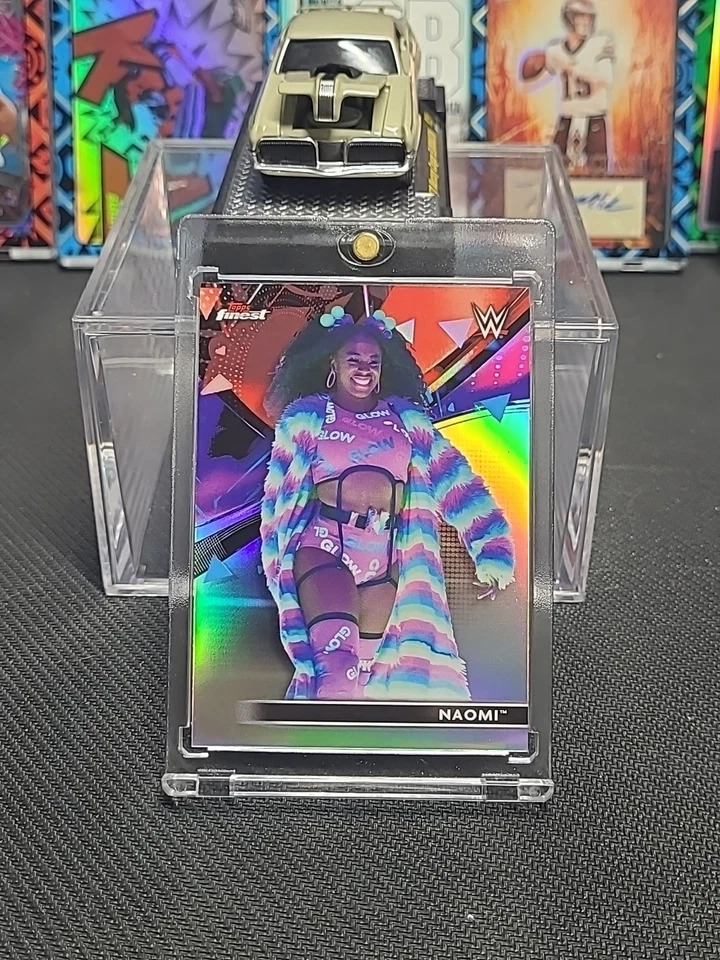 2021 Topps Finest WWE Green Refractor /99 Naomi #25 - Image 2 of 3