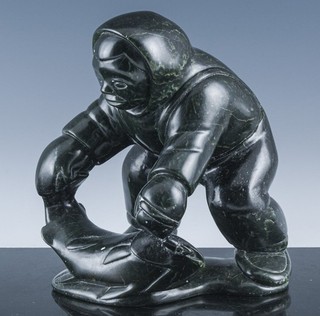 VERY FINE 1995 CANADIAN INUIT CARVED BLACK SOAPSTONE FISHERMAN ELI ELIJASSIAPIK