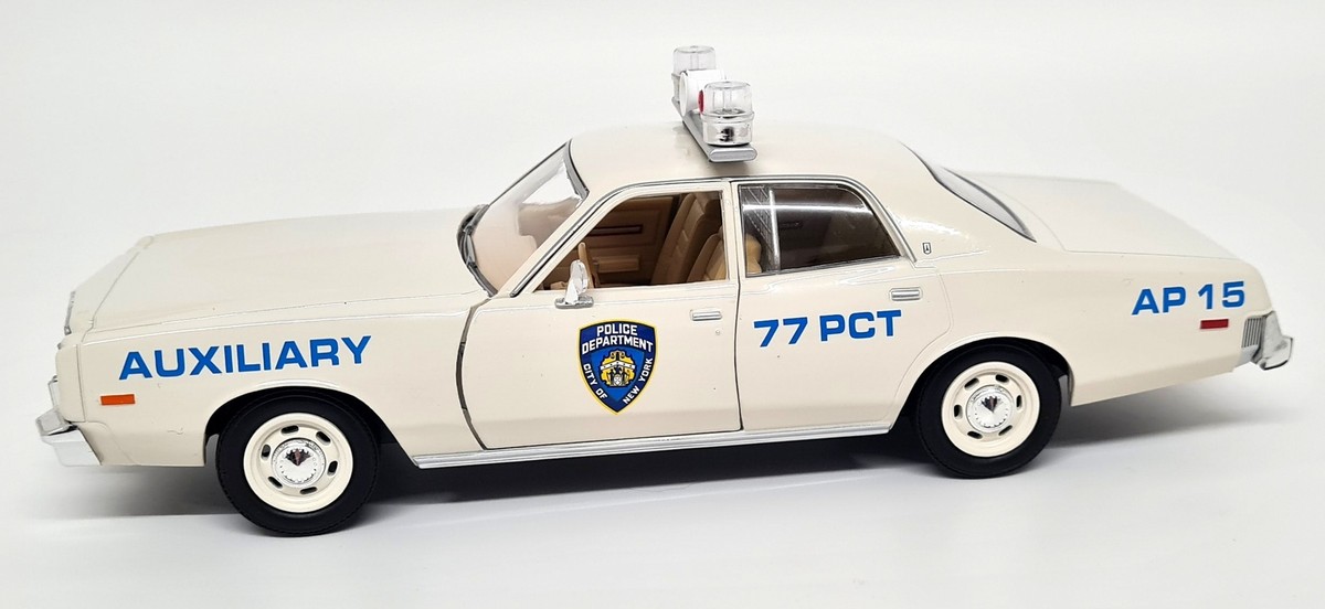 1977 プリマス・フューリー - ポートオーソリティ　オブ　ニューヨークポリス Greenlight 86568 1977 Plymouth Fury Yellow with Blue Stripes