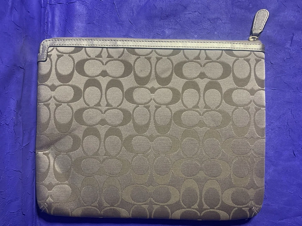 Funda para Tablet Coach Firma iPad Funda con Cremallera Apliques de Amapola Margarita Caqui Marrón Foto 2 de 4