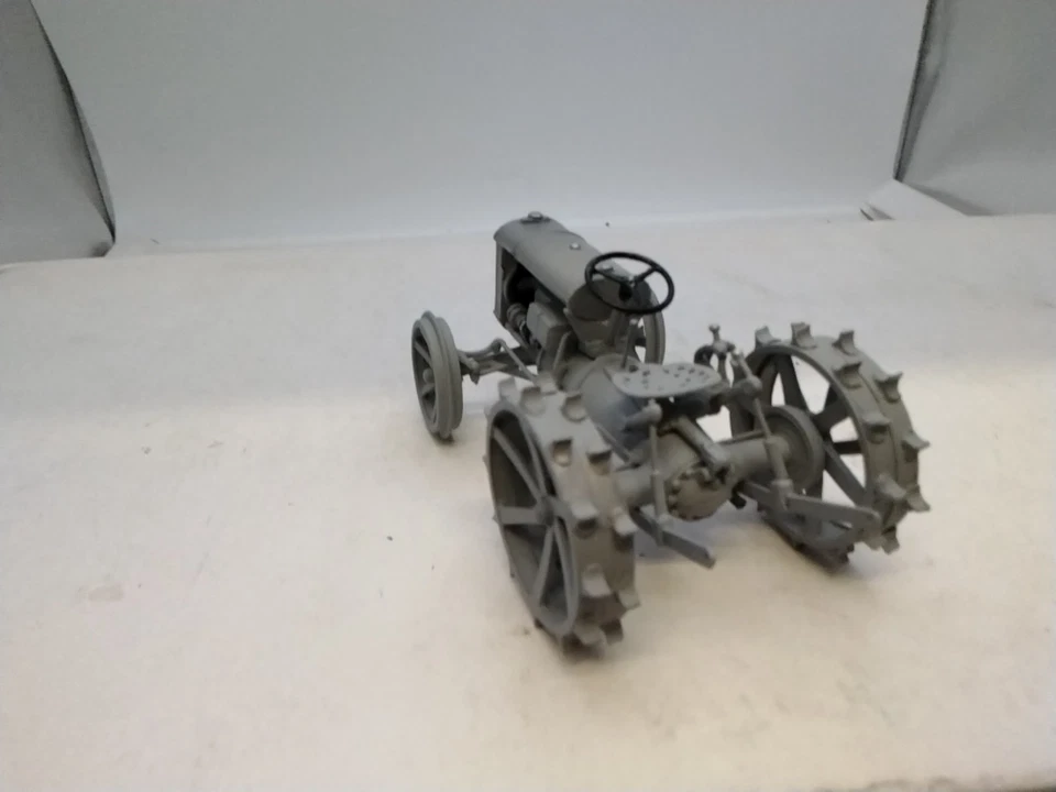 Trattore agricolo Fordson vintage modelli Browns ottime condizioni ruote spud - Immagine 4 di 4