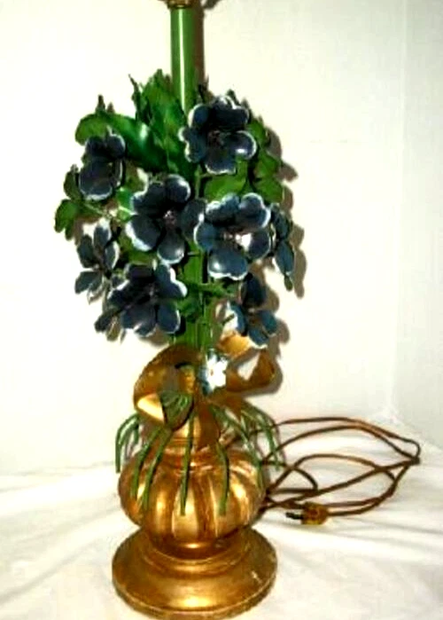 LÁMPARA ITALIANA TOLE ARCO FLORES AZULES EXUBERANTE RAMO MADERA DORADA CHIPPY AÑOS 60 HWR Foto 4 de 4