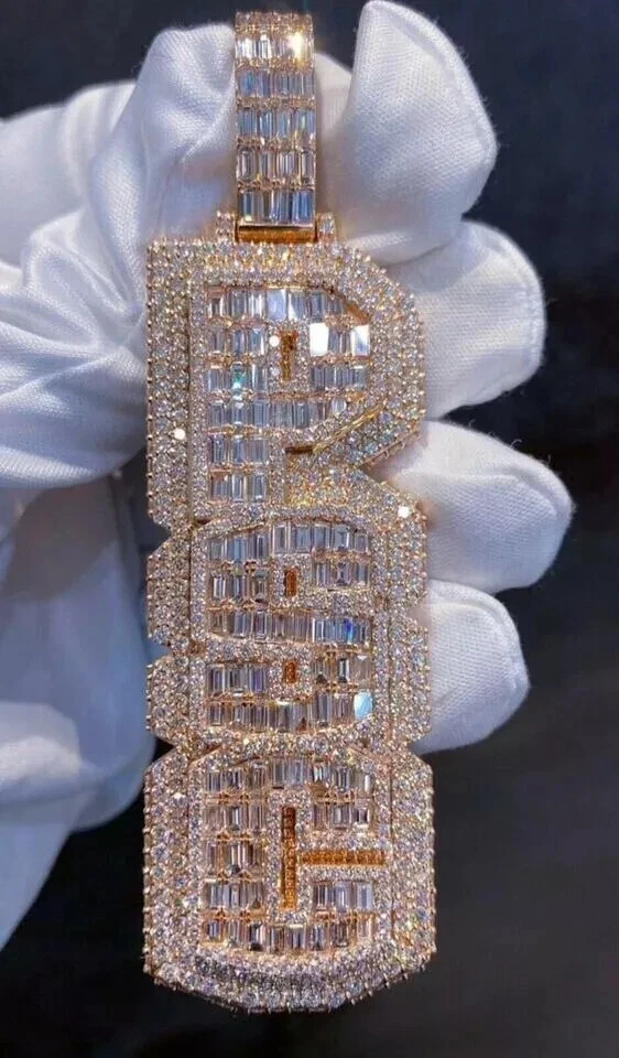 Colgante de 4 quilates corte baguette moissanita real personalizado cualquier nombre chapado en oro rosa de 14 quilates Foto 3 de 4