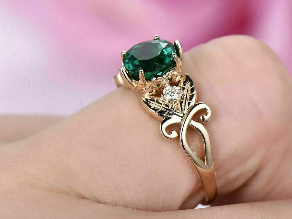 Anillo de boda de esmeralda verde de corte redondo de 2,25 quilates enchapado en oro amarillo de 14 quilates Foto 3 de 4