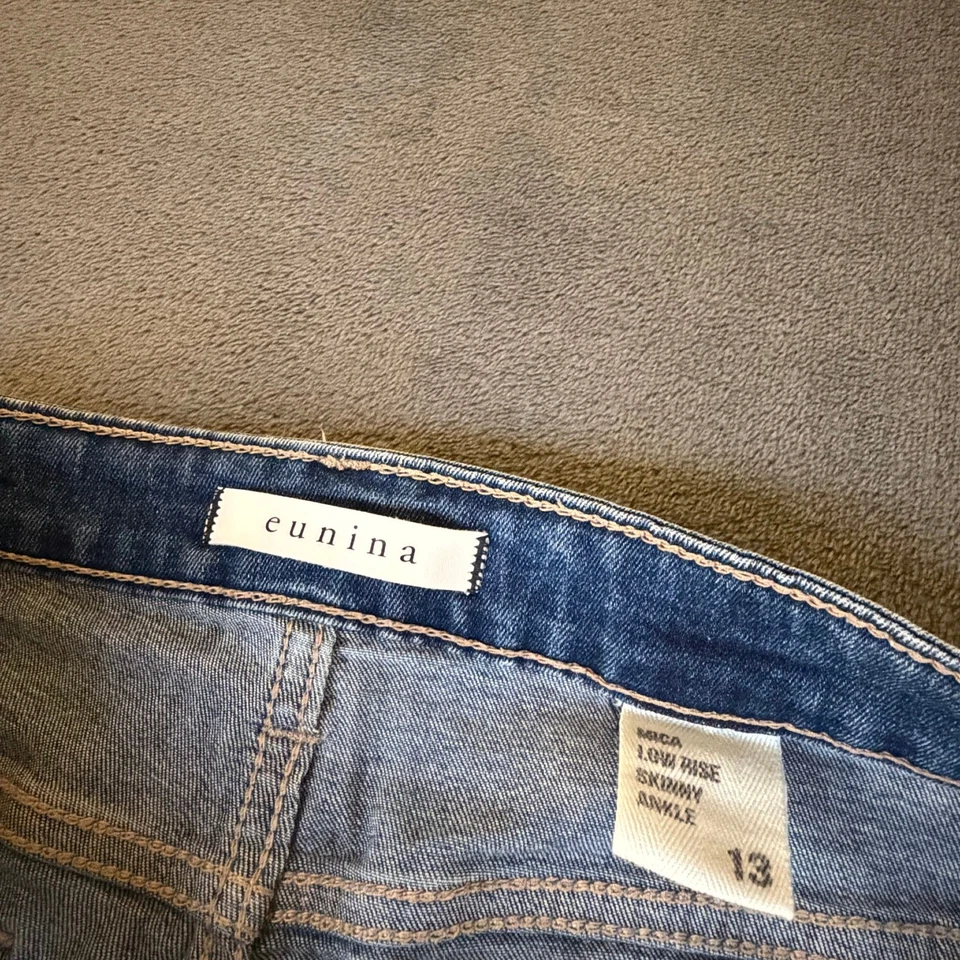 Pantalones de mezclilla azules desgastados al tobillo ajustados tiro bajo Eunina Mica para mujer talla 13 Foto 2 de 4