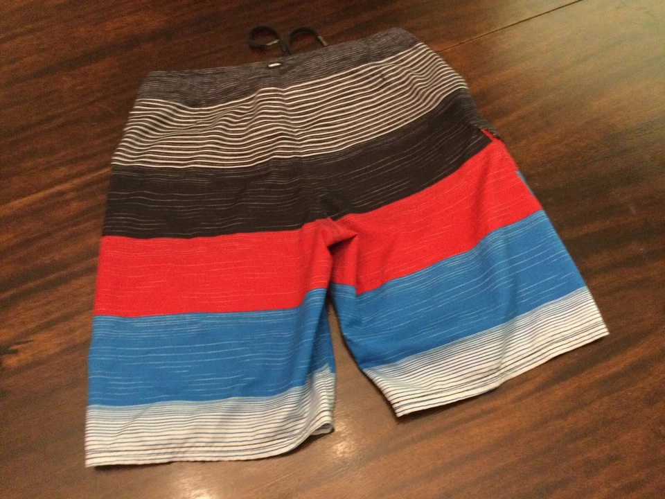 Pantalones Cortos de Tabla Marca Rusty Gris Blanco Rayas Carga Bolsillo Surfer Para Hombre 32 Foto 3 de 4