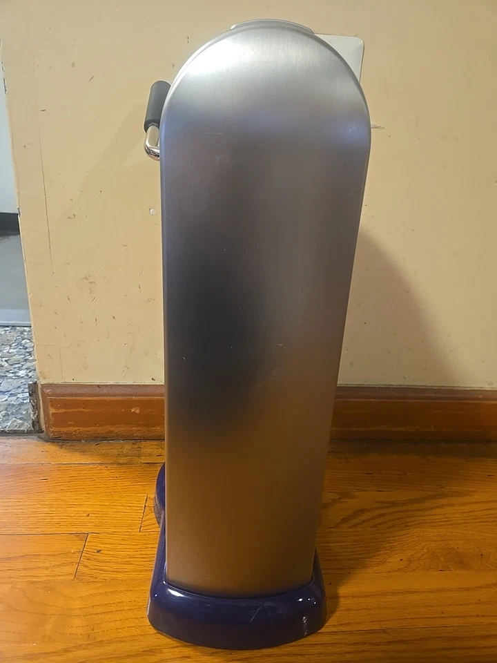 KitchenAid Azul Cobalto Soda Stream Máquina de Bebidas Espumosas Mango de Agarre Suave Foto 3 de 4