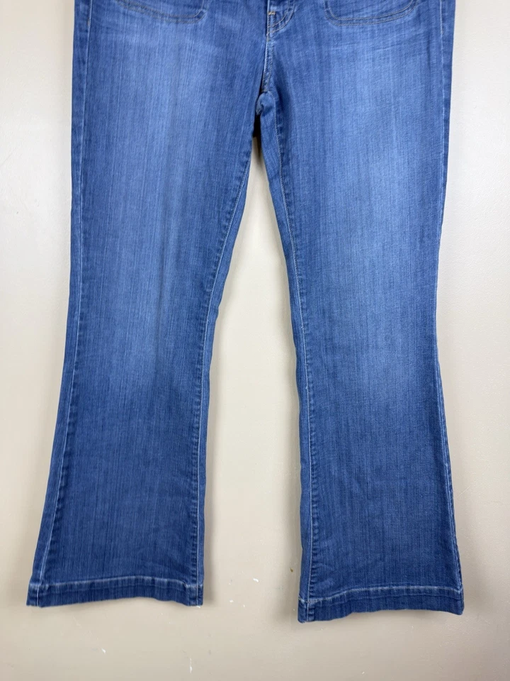 Pantalones de mezclilla para mujer Lucky Brand Charlie Flare tiro bajo azul desgastado acampanado 12x31 Foto 3 de 4