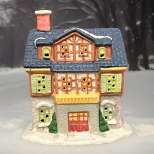Winter Valley Cottage Porcelain House BEAUTIFUL HOUSE! No light.