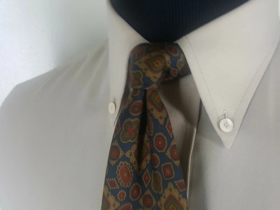 Corbata BURBERRYS' Vintage Hecha en Inglaterra 100% Seda Pura 3 1/2 x 59" Casi Como Nueva Foto 4 de 4