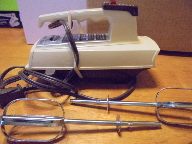 Vintage 1982 Sunbeam Mixmaster Hand Mixer Almond 3-16 5 Speed Heavy Duty