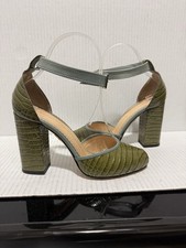 Sandalias de tacón Charlotte Olympia de cuero verde cocodrilo en relieve talla 35/5 EE. UU.