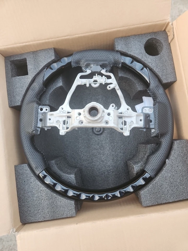 Volante de fibra de carbono Toyota Rav 4, (2013-2018) Foto 4 de 4