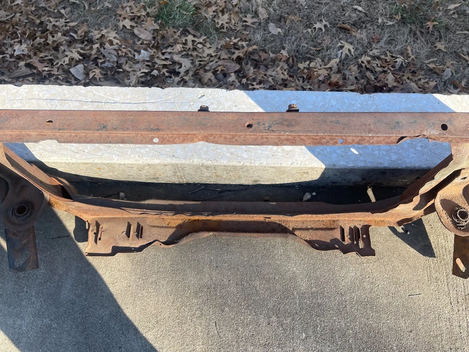 Chevrolet Camaro Rally Sport RS 1973 OEM GM Core Support 73 solo soportes orificios Foto 4 de 4