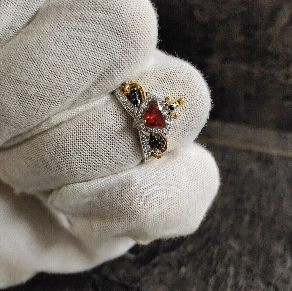 Anillo Reina Malvada Granate Rojo Simulado Corte Corazón 2 Ct Chapado en Oro Blanco 14K Foto 4 de 4