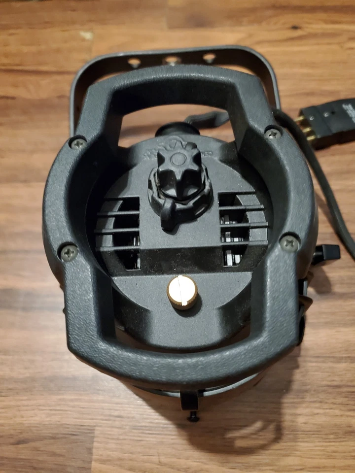 ETC Source Four Elliposidal Reflector, Housing, 750w Light Assmebly, Yoke, Bulb - Image 4 of 4