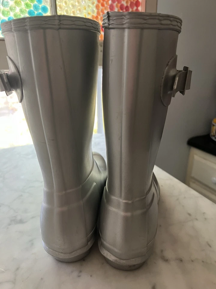 Botas de lluvia HUNTER para mujer talla 9 originales EE. UU. Nebulosa cortas de goma plateadas Foto 3 de 4