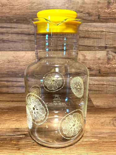 VTG. CORNING PYREX - 2 QT LEMONADE JAR CARAFE YELLOW LID # 3520 LEMONS - USA