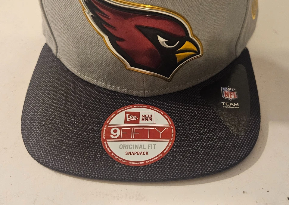 Chapéu Arizona Cardinals NFL 59FIFTY Snap Back cinza com logotipo preto Bill acabamento dourado - Imagem 2 de 4