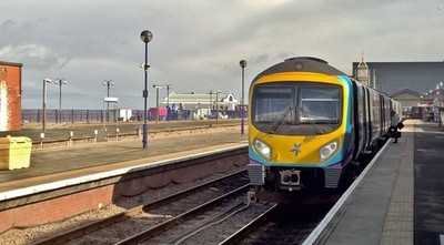 Foto 6x4 TransPennine Express Class 185 bei Cleethorpes Vorbereitung auf die Abfahrt c2017