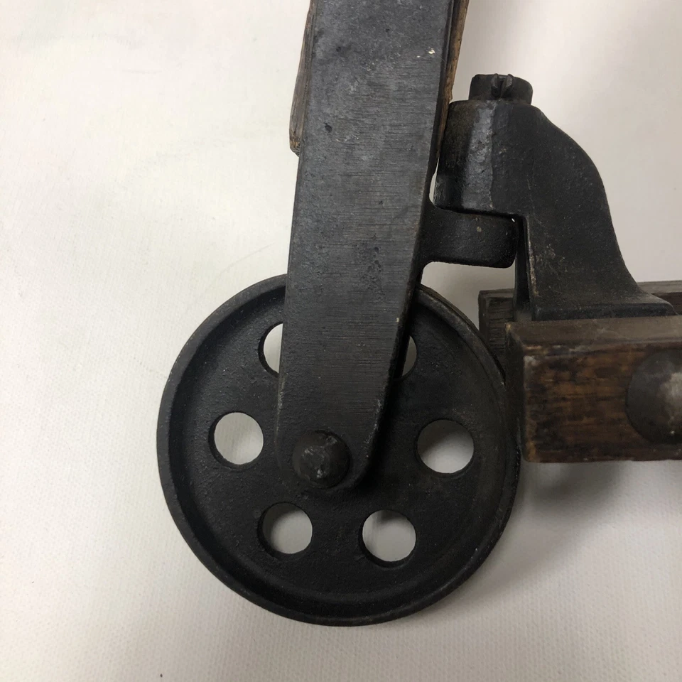 Antiguo Scooter de Madera para Niños 2 Ruedas Bicicleta 23” X 3 3/8” X 28” Primitivo Foto 4 de 4