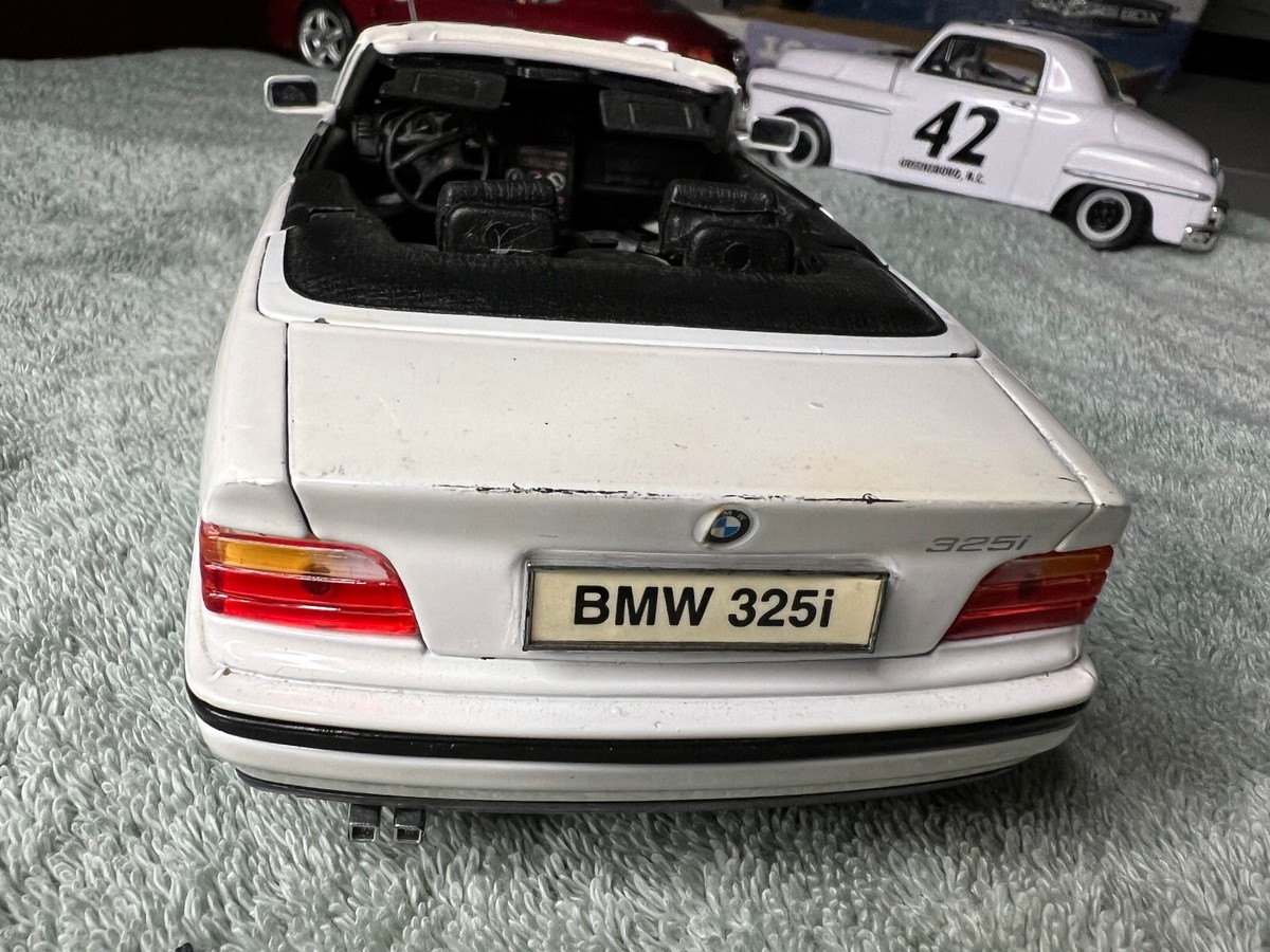Maisto 1993 BMW 325i Convertible Special Edition White 1:18