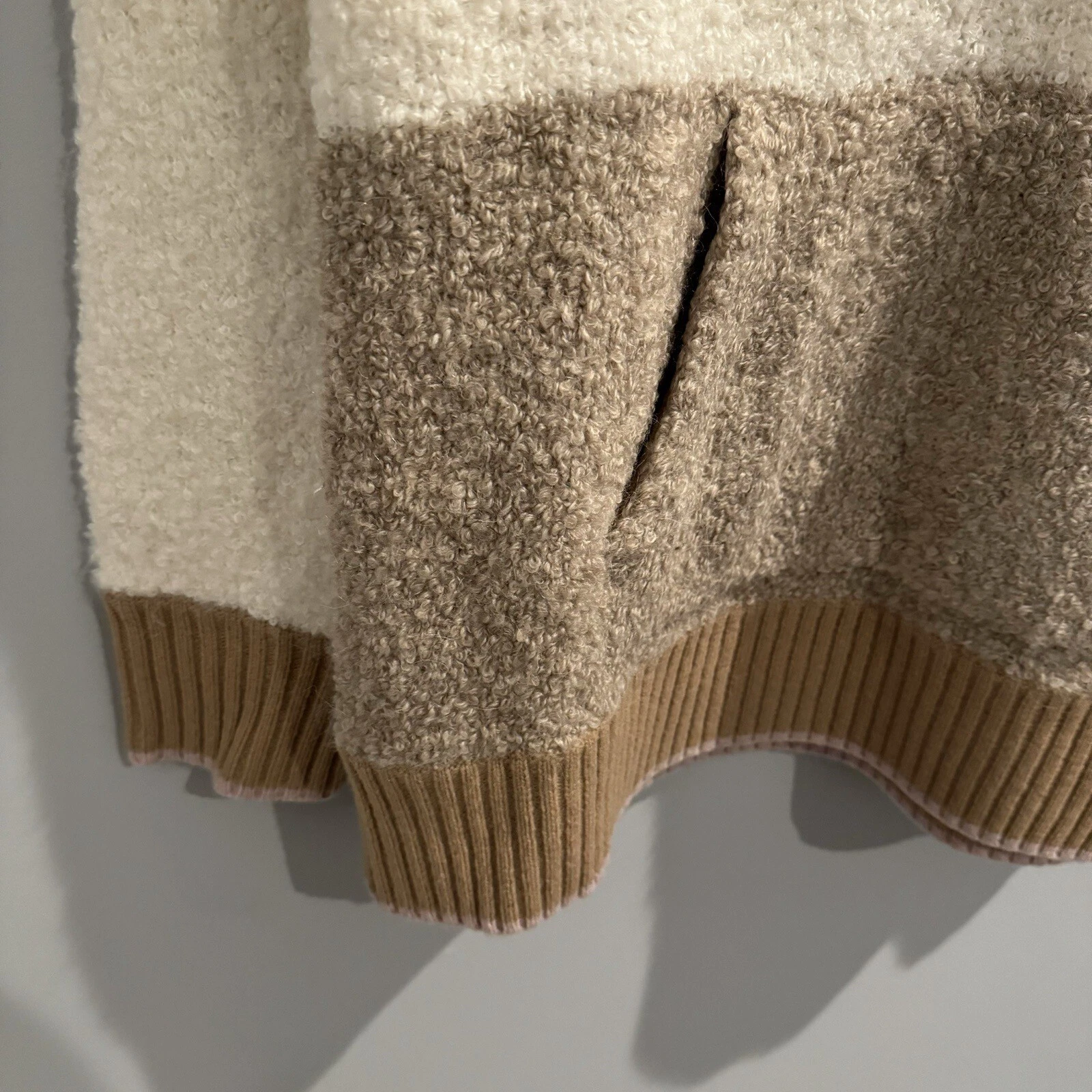 OFF WHITE *NUOVO CON ETICHETTE* J. Felpa con cappuccio maglione Crew Colorblock in moka avorio taglia S M