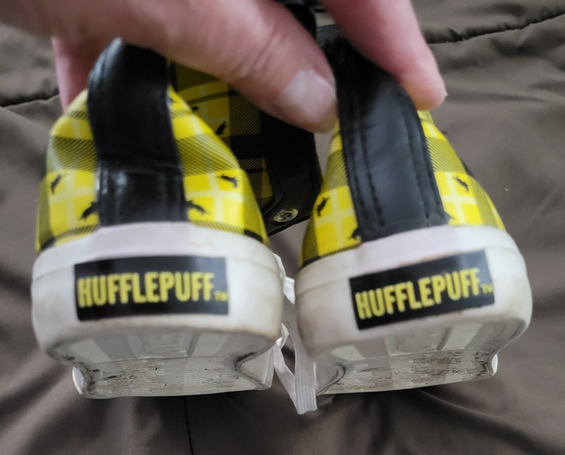 Harry Potter Hufflepuff Black/Yellow Plaid Girls Sneakers size 6 Used