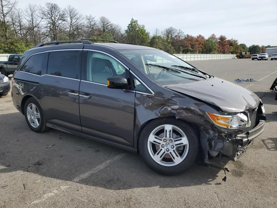 Used Rear Bumper Assembly Rear fits: 2013 Honda Odyssey w/park assist Rear Grade Foto 4 de 4