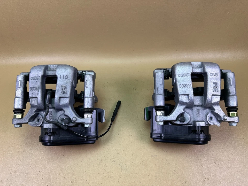 New 2021-2023 Cadillac Escalade Silverado Tahoe GMC Yukon Rear Caliper Set OEM - Image 4 of 4