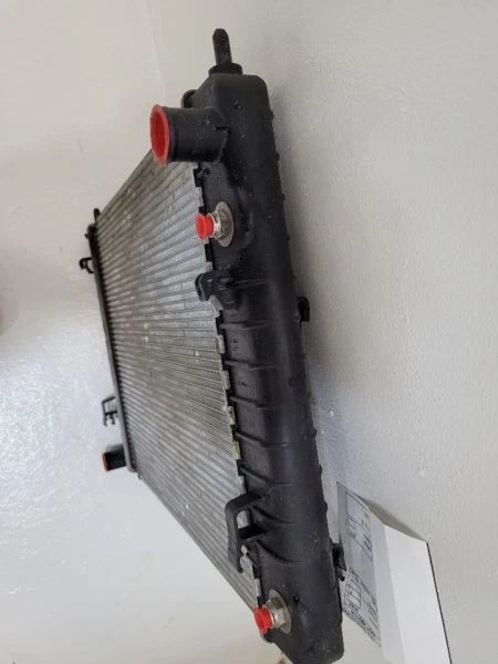 2006-2011 CHEVROLET HHR 2.2L Radiator 22727322 06-11 Foto 3 de 4