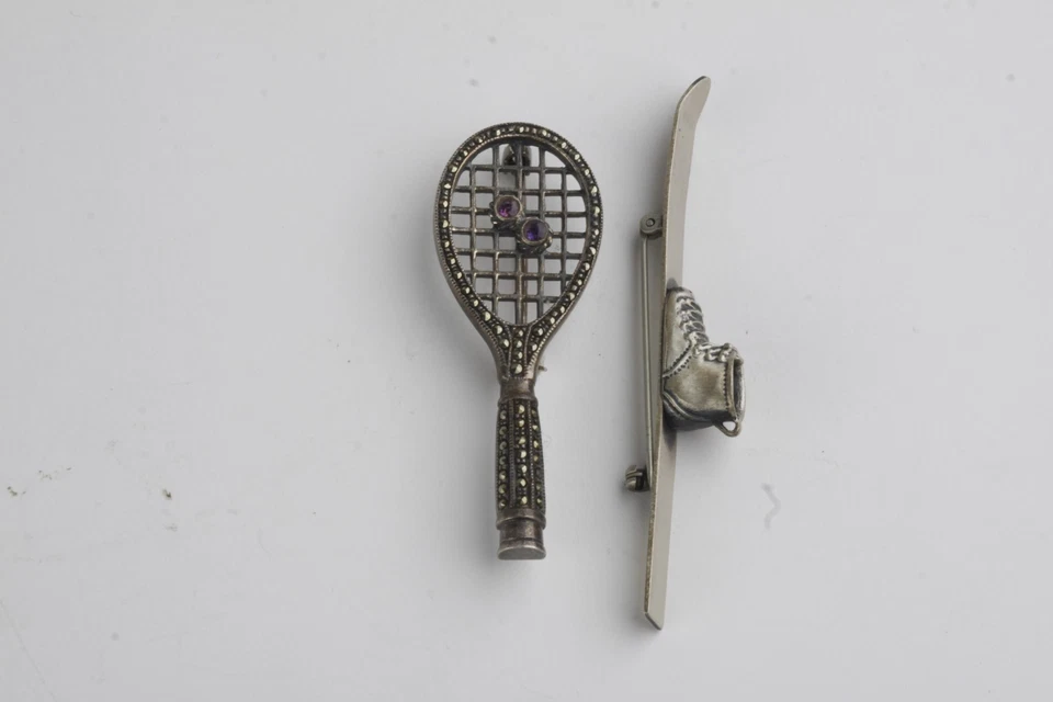 Broches de equipo deportivo de plata esterlina de colección: raqueta de tenis con gemas y esquí Foto 3 de 3