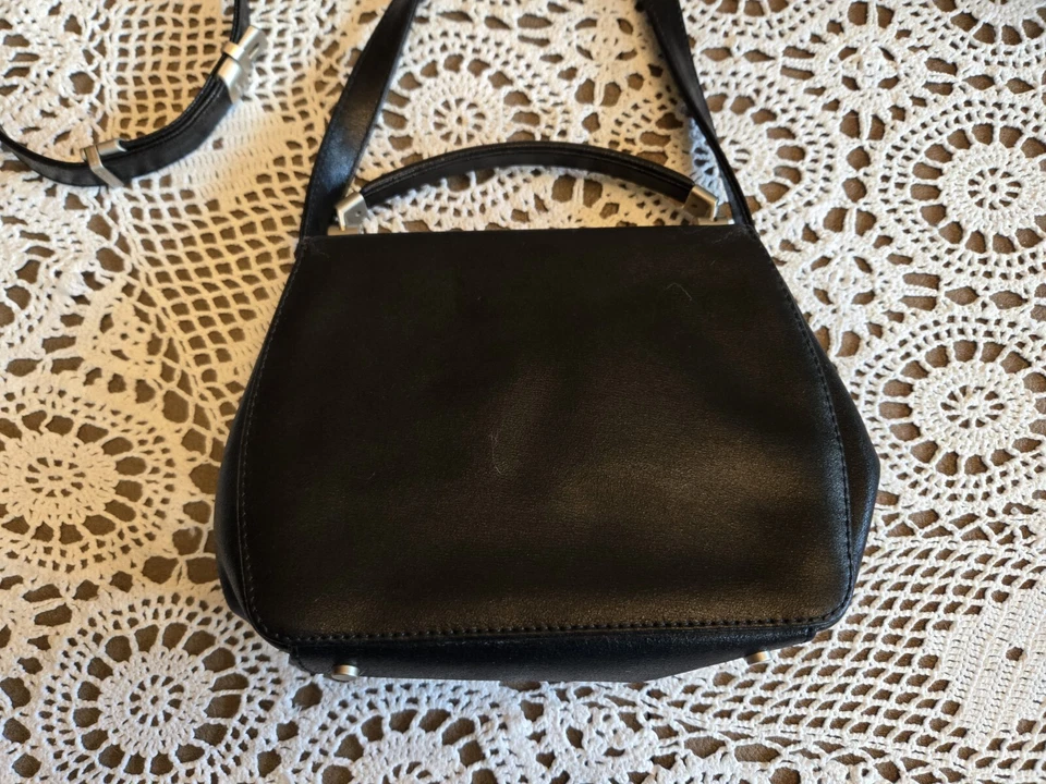 VINTAGE AUTHENTIC MANDARINA DUCK LEATHER BLACK SHOULDER CROSSBODY BAG PURSE - Image 4 of 4