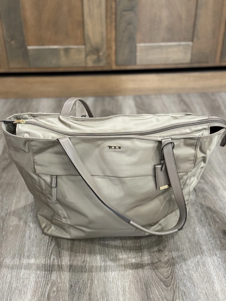 Bolso de hombro Tumi de nailon beige Foto 3 de 4