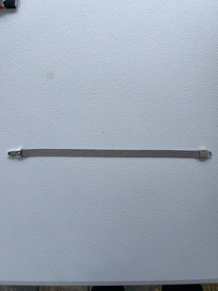 Brazalete Henri Bendel Envolvente de Malla de Acero Inoxidable Cierre Ajustable Plateado Foto 4 de 4