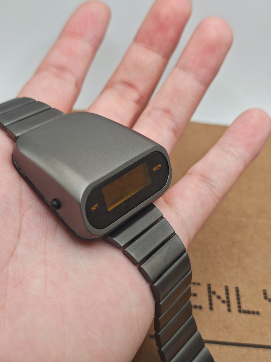 BenlyDesign “Stargazer” S1000GY – Retro-Futuristic OLED Digital
