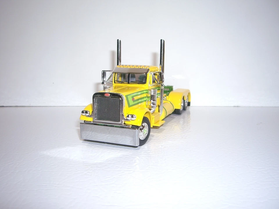 DCP FIRST GEAR 1/64 YELLOW AND GREEN PETE 379 DAY CAB & TRI-AXLE LODE KING GRAIN - Image 3 of 4