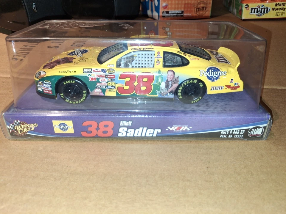 2004 ELLIOTT SADLER #38 PEDIGREE WIZARD OF OZ 1:24 压铸 NASCAR 汽车二手状况完好 — 第 2/4 张图片