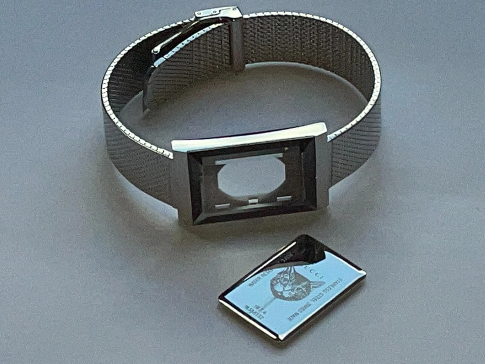 (A731) Bracelet et étui maille acier inoxydable GUCCI neuf réf 147.4