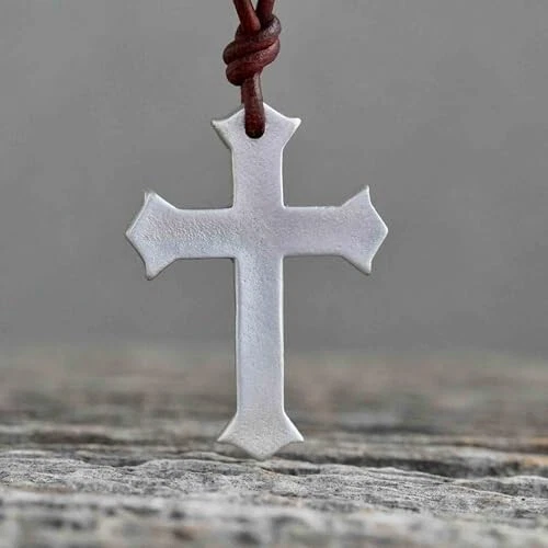 Collar Cruz Hombre Cruz Peltre Colgante Cordón Cuero Hecho a Mano por Zulasurfing Foto 2 de 4