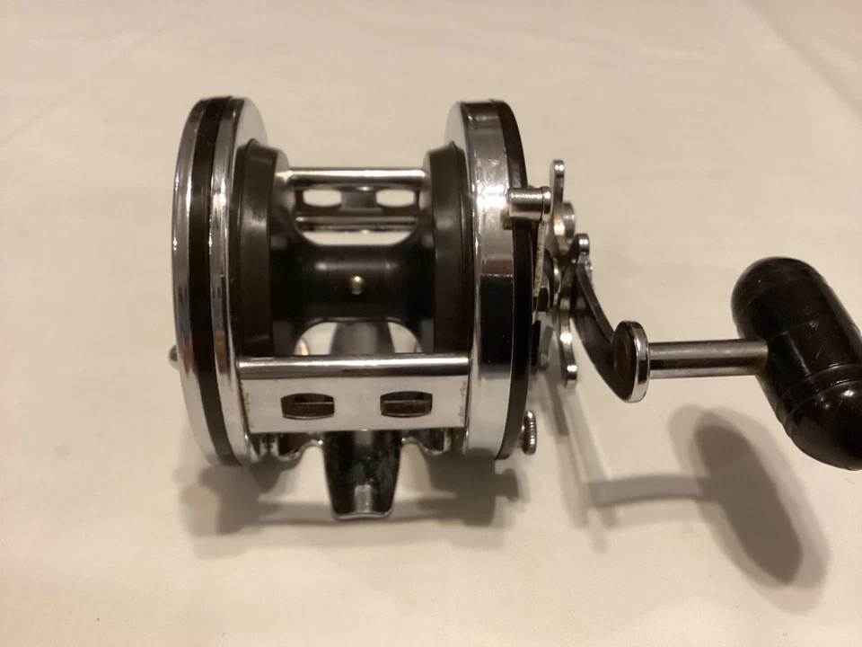 Carrete de pesca convencional vintage Penn carrete estrecho de alta velocidad Jigmaster 506HS Foto 2 de 4