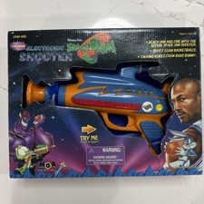 SPACE JAM 1996 Talking ELECTRONIC SHOOTER Toy Blaster Jordan Bugs Bunny Works