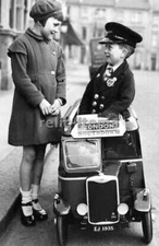 WW2 PICTURE PHOTO UK GIRL AND BOY 6789
